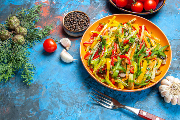 辣椒黑色表面上美味蔬菜沙拉的俯视图菜肴新鲜健康