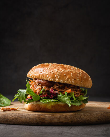 烹饪垂直特写镜头美味的三明治在砧板上午餐汉堡包三明治
