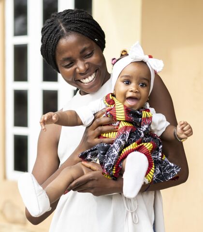 女性中枪非洲妈妈抱着小女孩文化成人黑人