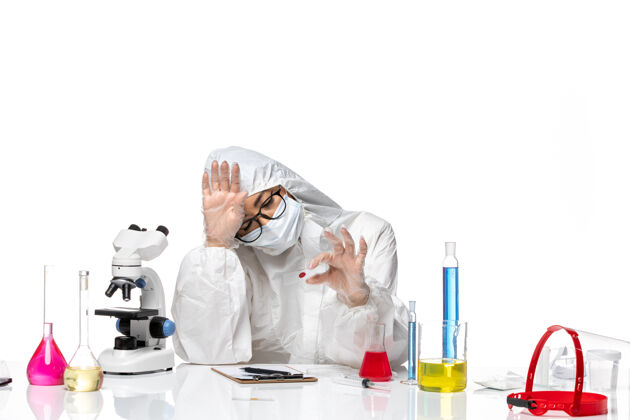健康前视图穿着特殊防护服的女化学家检查白色地板上的样本病毒化学共价-大流行健康样品外套病毒