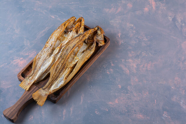 饮食板子上的咸鱼 大理石表面的咸鱼新鲜营养干鱼