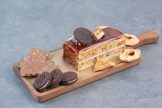干一块木制的饼干和蛋糕砧板蛋糕木头木板