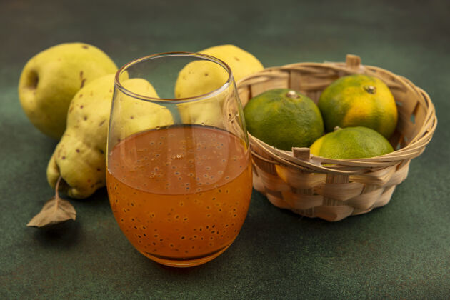 木瓜一桶新鲜的橘子和一杯新鲜果汁的顶视图绿色景观桶