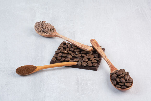可可咖啡豆 磨碎的咖啡和可可粉放在木勺上粉木头香料