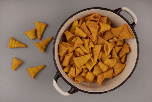 薯条碗上的锥形炸玉米小吃俯视图美味灰色碗