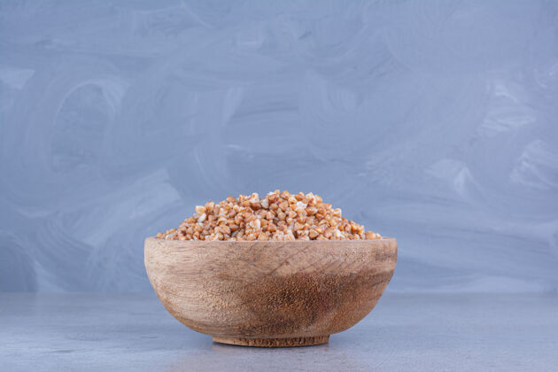 谷类在大理石表面盛满熟荞麦的碗美味碗农业