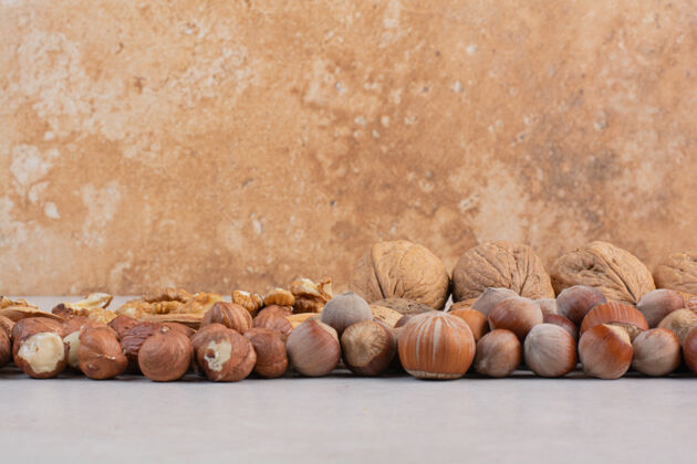 蛋白质在大理石表面混合健康坚果杏仁各种坚果