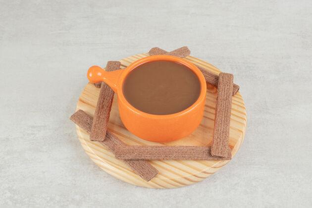 美味咖啡和可可饼干放在木盘上咖啡饼干热的