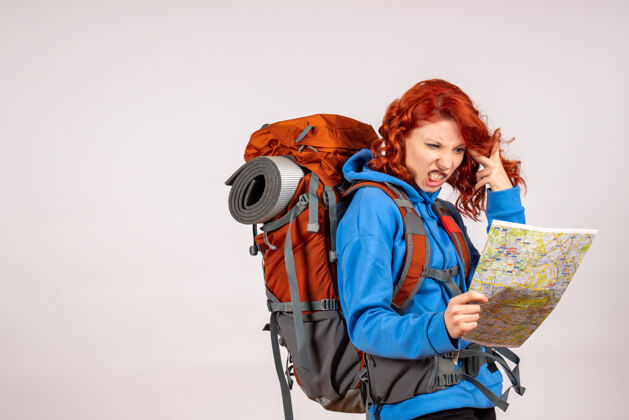 女人女游客带着背包和地图去山里旅游山背包旅行