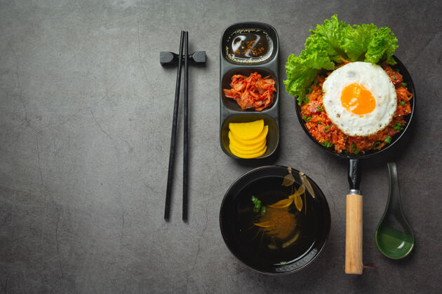 餐厅韩国菜泡菜炒饭配煎蛋滋养碳水化合物蛋白质