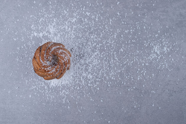美味美味的饼干放在大理石表面的瓦尼尔粉堆上美味美味甜点