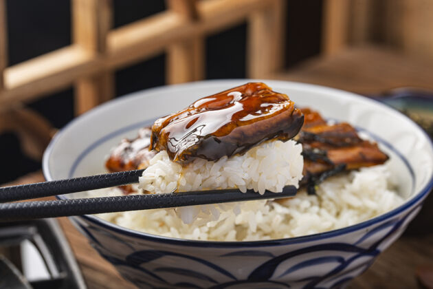 烹饪日本鳗鱼烤米饭碗或unagidon-日本美食风格餐厅日本鳗鱼传统