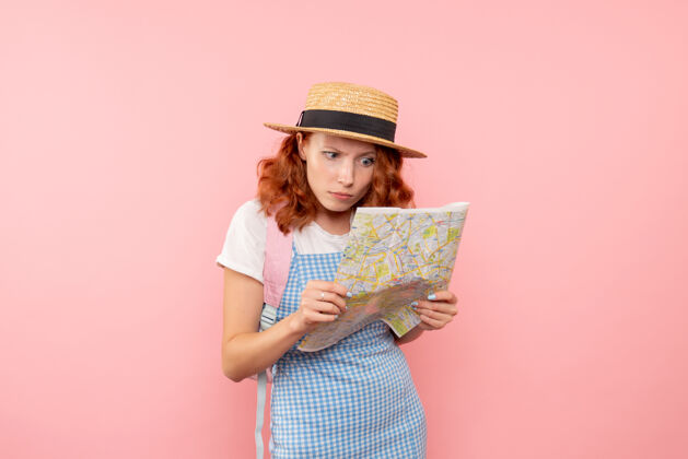 旅行前视图女性游客探索地图试图寻找方向在国外的城市人微笑情感