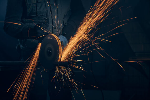 技术在暗室用特殊设备打磨金属的工人工厂手套工匠