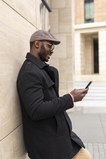 非裔美国人现代人在户外用手机城市男性休闲