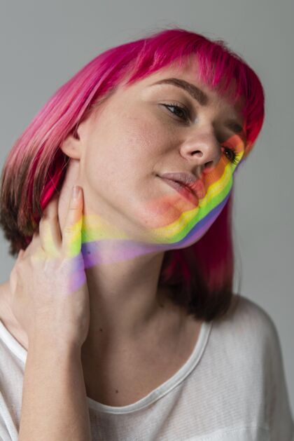 世界骄傲带有lgbt标志的女性肖像自由庆祝同性恋