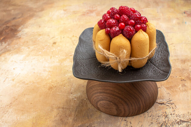 茶咖啡茶几的侧视图 混色桌上的蛋糕上有覆盆子水果时间甜点