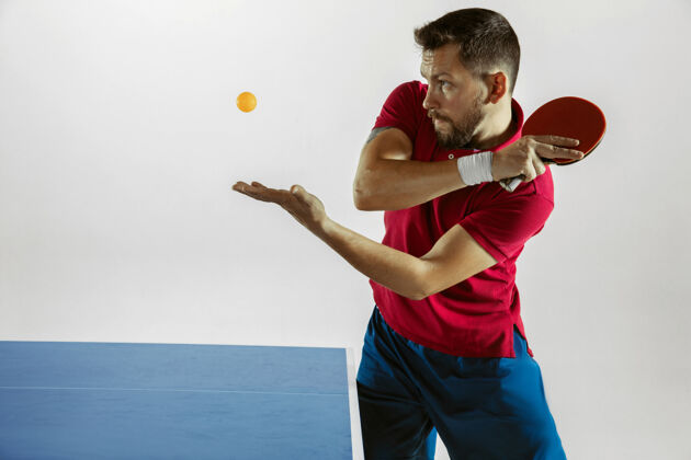 运动年轻人在白墙上打乒乓球乒乓球比赛微笑
