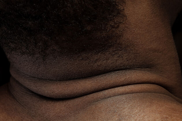 皮肤头部 颈部人体皮肤的详细纹理非洲裔美国年轻男性身体的特写镜头护肤 身体护理 保健 卫生和医学概念看起来美丽 保养良好皮肤科肤色生物美国