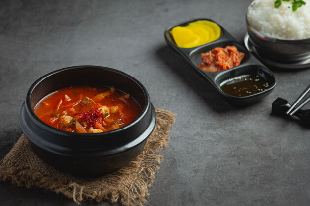 韩国菜泡菜jikae或泡菜汤准备在碗里吃蔬菜营养食品