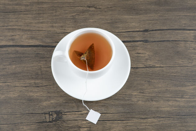 香气一杯白热茶 茶包放在木桌上棕色热茶放松