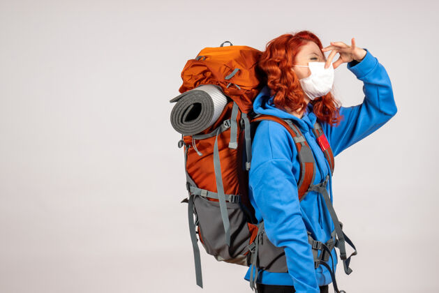 快乐正面图：背着背包的女游客正在登山旅行背包年轻人