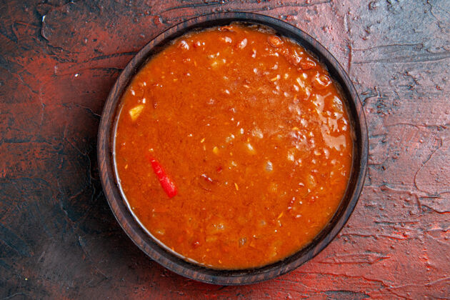 容器混合色桌子上棕色碗里番茄汤的特写镜头餐厅汤碗封闭