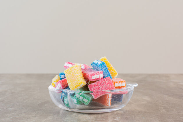 待遇把自制的彩色糖果放在灰色的碗里糖果堆栈气氛