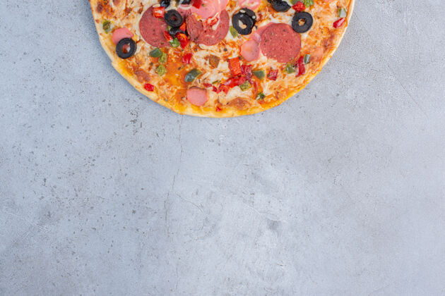 美食美味的比萨饼展示在大理石背景上午餐美味奶酪
