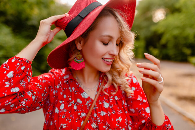 女性迷人的时尚金发微笑的女人在稻草红帽子和衬衫夏季时尚服装明亮华丽帽子