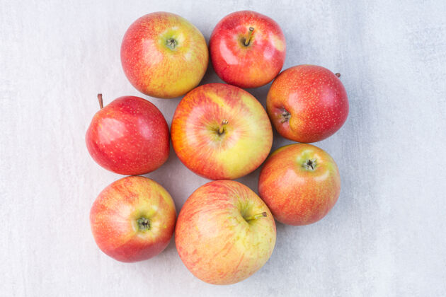 新鲜一堆鲜红的苹果 放在大理石上堆有机美味