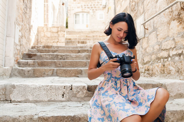 漂亮在意大利老城区度假时 一个穿着长裙的漂亮女人在用相机拍照欢乐时尚春天