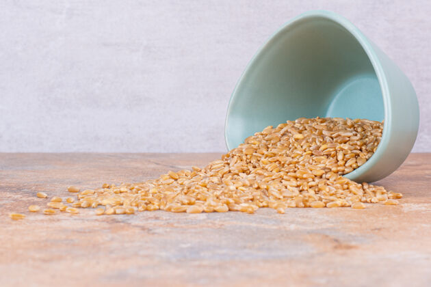 生的把干麦粒倒在一个碗里 放在大理石上配料自然美味