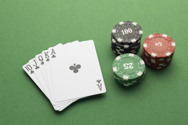 幸运绿色背景上的皇家同花顺和赌场代币赌博幸运纸牌游戏