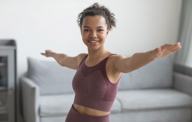 生活方式健身女士在家做瑜伽内心的和平平衡房子