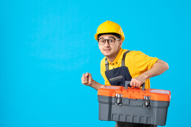 建筑工人穿着黄色制服的男工人的正面图 蓝色的工具箱承包商服务工具