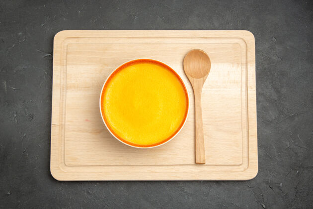 顺滑碗里美味南瓜汤的俯视图美味颜色调味料