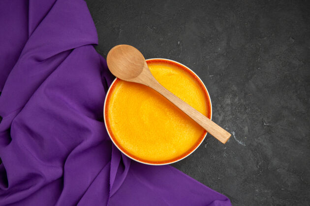 调味料碗里美味南瓜汤的俯视图食谱颜色南瓜汤