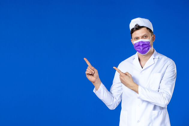 大流行身着医疗服 蓝色面罩 面带微笑的男医生正面图疾病药品疫苗