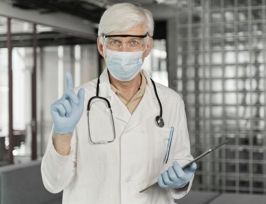 实验室带医用面罩的男医生肖像医生健康面膜