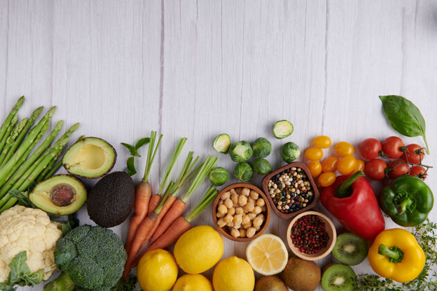 素食食物摄影不同的水果和蔬菜在白色的木制桌面上蔬菜水果配料
