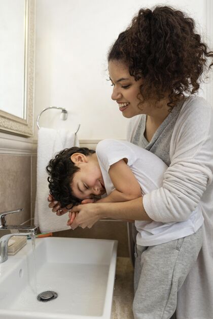 人小男孩和他妈妈洗手质量时间童年儿子