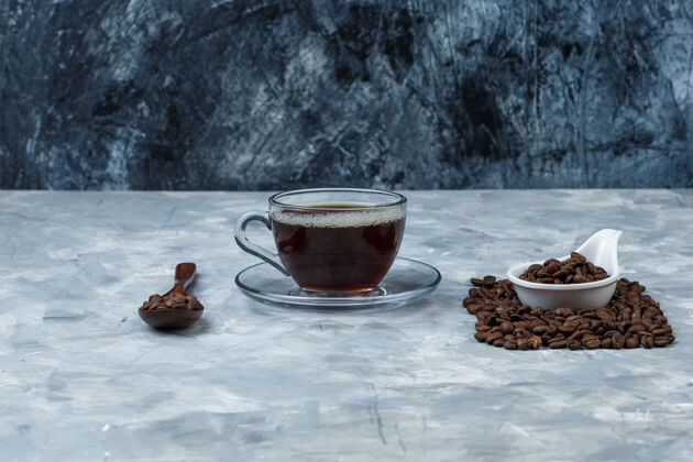 杯子一套装咖啡和咖啡豆的木勺和白瓷壶自然袋子瓷器