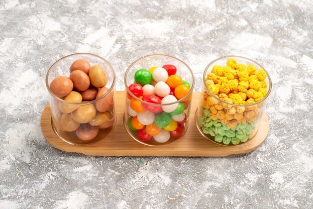 鸡蛋前视不同的糖果彩色糖果上的白色空间营养水果不同的糖果