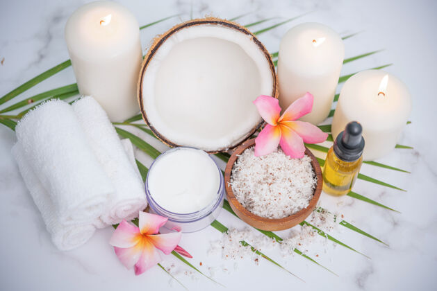 治疗椰子油 热带树叶和新鲜椰子轻木表面的spa椰子产品治疗设置芳香疗法