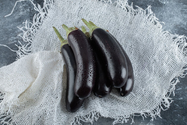 油新鲜有机紫茄子放在袋子里晚餐农业菜肴