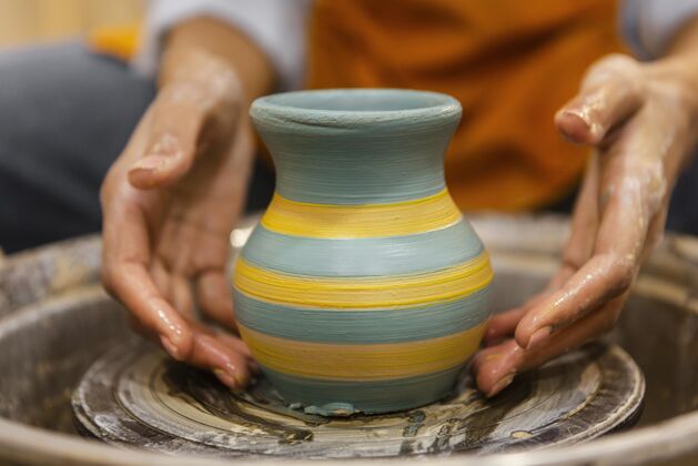 艺术家举起手来做陶器创作创意陶器