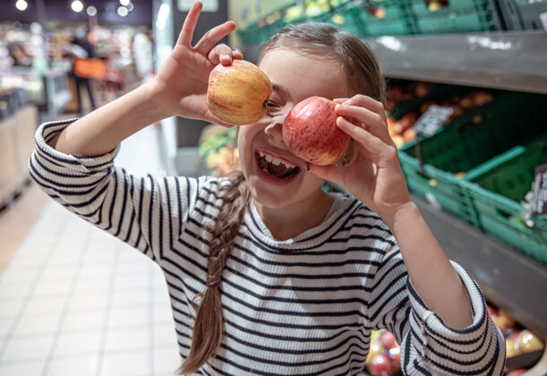 儿童快乐的小女孩在杂货店挑选苹果苹果超市营养