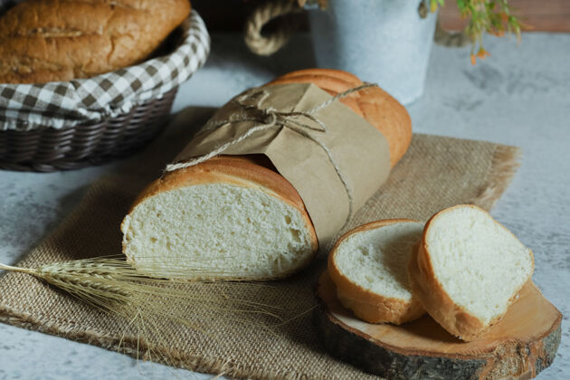 小麦新鲜的自制面包用绳子绑在石头表面切片食品早餐