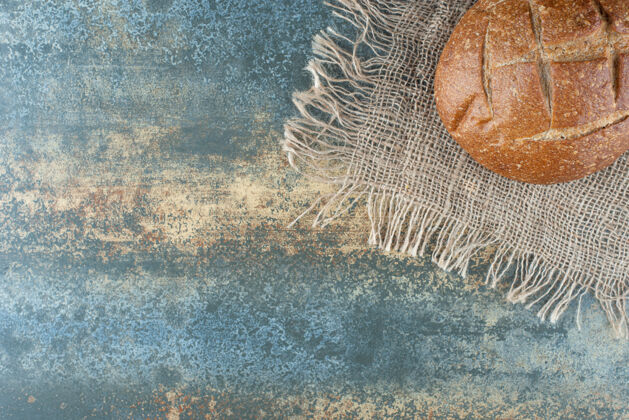 面包房一个全新的棕色面包放在麻布上美味糕点新鲜